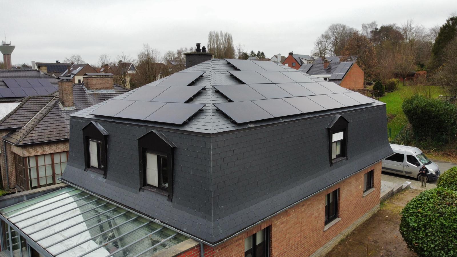 Dakwerken inclusief de plaatsing van zonnepanelen op een dakschild.